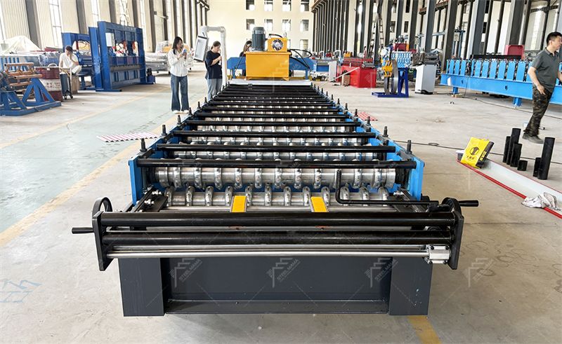 Corrugated steel roof forming machine Corrugated steel roof forming machine